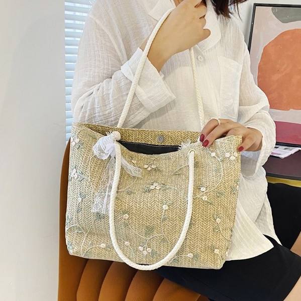 สีกากีผ้าไหมที่คดเคี้ยว