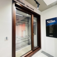 Fenêtres à battant en bois revêtues d'aluminium de haute qualité Ensemble de portes en verre pliantes verticales de style américain Design moderne pour l'extérieur