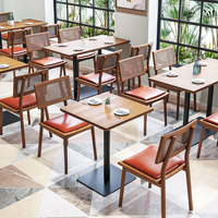 Ensembles de meubles de salle à manger de luxe Simplicity avec banquette canapé, table basse et chaises sur la salle à manger Cafe