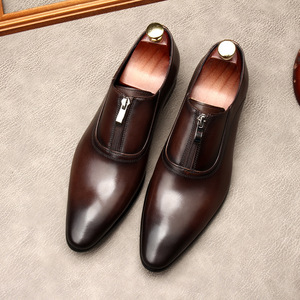 Zapatos casuales de diseñador con punta en pico y suela cómoda, ideales para hombres de negocios, hechos de cuero, zapatos de vestir formales. - Product Image 1