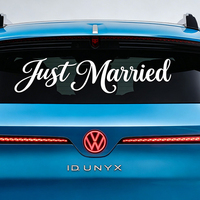 Autocollant de fenêtre de voiture promotionnel en PVC robuste et imperméable « Just Married » avec emballage en tube PVC pour la décoration de voiture de mariage