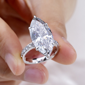 แหวนเพชรเมอร์ควิสทรงเหลี่ยม 18k รุ่น MSR-2118 จาก Messi Jewelry แหวนหมั้นเพชรเลี้ยงในห้องปฏิบัติการ - Product Image 3