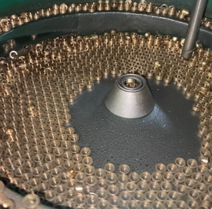 Macchina di Smistamento Visivo per Dadi a 4 Telecamere con Precisione di 0,01mm e Velocità di 400-550 pezzi/min per Ispezione Visiva e Classificazione Ottica - Product Image 4