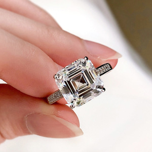 Anello classico con pietra quadrata a quattro punte per donna, gioielli di moda dal design elegante intarsiato - Product Image 1
