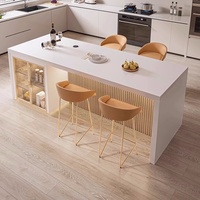 Îlot de cuisine personnalisé en placage de bois avec comptoir bar et armoire latérale en verre pour le rangement du vin, idéal pour la rénovation de cuisine.