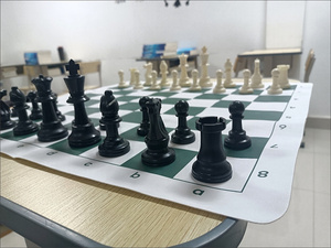Jeu d'échecs international d'extérieur durable et souple à damier, plateau de jeu pliable en cuir avec pièces d'échecs en plastique pour enfants - Product Image 4