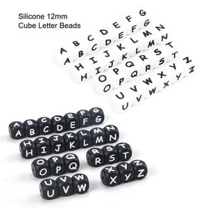 Perles alphabet focales 12/15mm personnalisées de qualité alimentaire, perles lettres en silicone cubées - Product Image 1