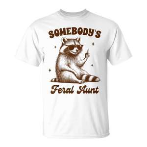 Camiseta con diseño de mapache de Somebody's Feral Aunt, unisex, para adultos, cuello redondo, manga corta - Product Image 1