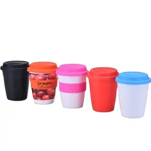Taza de café de plástico reutilizable con tapa y banda, sin BPA, 2022, 12 OZ