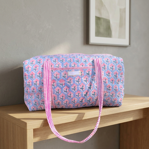 Bolsa de lona acolchada de algodón hecha a mano con estampado de bloques moderno, asas resistentes, espaciosa, ligera y perfecta para viajes de fin de semana o al gimnasio. - Product Image 3