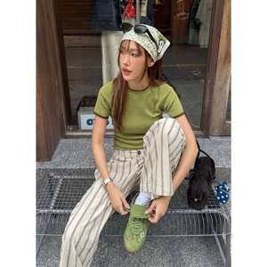 <span class=keywords><strong>Bandana</strong></span> Quadrata in Raso Effetto Seta con Fantasie Varie (Leopardo, Floreale, Paisley) per <span class=keywords><strong>Donna</strong></span> - Lusso e Stile all'Ingrosso - Product Image 2