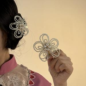 กิ๊บติดผมรูปดอกไม้มุกหรูหราสไตล์เกาหลีสำหรับผู้หญิง  ทำจากพลาสติก พร้อมโบว์โลหะ - Product Image 1