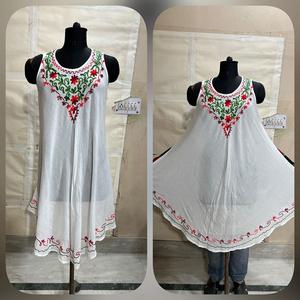 Robe parapluie en rayonne brodée avec taille tombante, style gothique doux, tissu uni teint en fil - Product Image 1