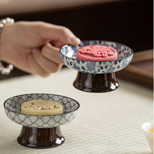 Plato redondo de porcelana azul y blanca en miniatura con tallo para postres de boda - Product Image 3