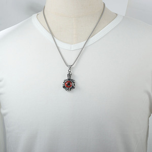 Pendentif squelette avec incrustation d'œil rouge, ton argenté, en acier inoxydable, breloque à thème pour homme 19006 - Product Image 4