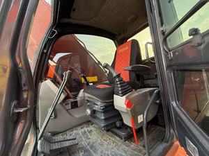 Pelles de taille moyenne Doosan DX225, DX300, DX350, 22 tonnes, 30 tonnes, 35 tonnes, utilisées pour les projets de construction. - Product Image 6