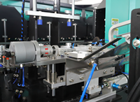 Machine de soufflage de bouteilles de thé au lait et de jus en PP entièrement automatique à large ouverture et 2 cavités, avec PLC Mitsubishi, capacité de 5500 BPH