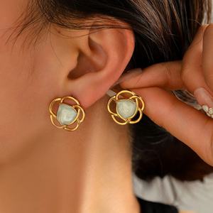 Boucles d'oreilles clous Soleil en acier inoxydable doré, forme fleur, plaqué or 14 carats, tendance, personnalisées, sur mesure, bijoux de fête pour femme - Product Image 1