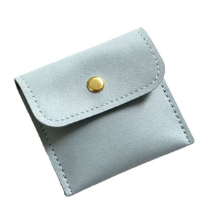 Pochette en cuir PU personnalisée 8x8cm pour bijoux, vente en gros, noire, pour bagues, bracelets, colliers, avec bouton-pression et gaufrage - Product Image 5