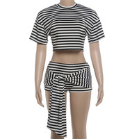 Ensemble 2 pièces imprimé rayé d'été pour femme : Haut court à col rond et manches courtes, mini-short à franges et bandage – Tenue tendance