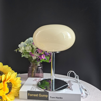 Lampe de table LED à intensité variable 3CCT avec prise USB et abat-jour en verre de conception ronde classique pour chambre à coucher et salon