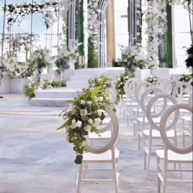 花嫁と花婿のパーティーのための白い結婚式のプラスチック製の儀式の椅子