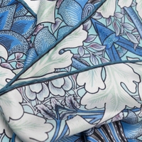 Élégant foulard carré en soie motif floral botanique style Morris bleu et menthe, imprimé ornements vintage européens, foulard de mode pour la tête