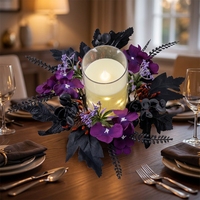 Handgefertigter Halloween-Kerzenring aus schwarzen und violetten Kunstblumen mit gotischem Mittelstück für Party- und Heimdekoration