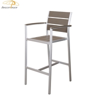 Table haute de jardin extérieure de luxe et tabourets de bar Ensemble table et chaises de bar haute en plastique et bois pour bistrot restaurant
