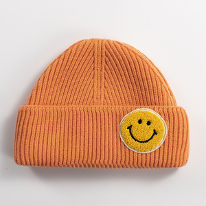 <span class=keywords><strong>Bonnet</strong></span> pour femmes tricoté polyvalent de nouveau Style avec motif Smiley <span class=keywords><strong>bonnet</strong></span> de mode en tricot coloré acrylique pour adultes - Product Image 1