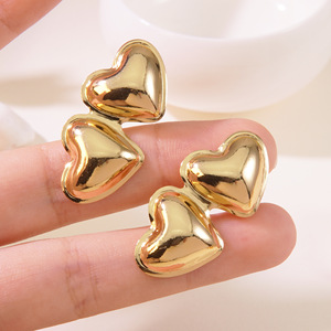 Boucles <span class=keywords><strong>d</strong></span>'Oreilles Personnalisées en Gros Acier Inoxydable Or 18K Cœur Clous <span class=keywords><strong>d</strong></span>'Oreilles en Acier Inoxydable Hypoallergéniques Bijoux de Luxe pour Femmes - Product Image 2
