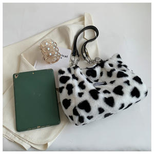 Sac à bandoulière en peluche pour femme, fourre-tout, <span class=keywords><strong>portefeuille</strong></span> en fourrure avec amour, tendance hiver 2022 - Product Image 4