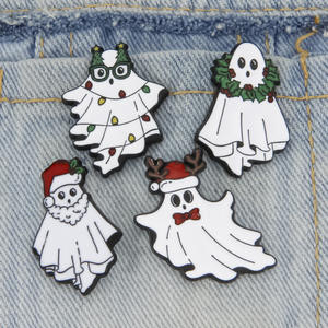 YINI Broche de solapa de aleación de zinc grabado con fantasma de dibujos animados de Halloween y Navidad, insignia de esmalte dorado suave para hombre y mujer - Product Image 1