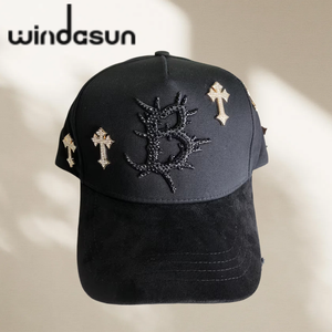 Gorra de 5 Paneles de Verano de Alta Calidad con Visera de Gamuza Negra, Logotipo Metálico, Forro Interior de Satén, Venta al Por Mayor OEM - Product Image 4