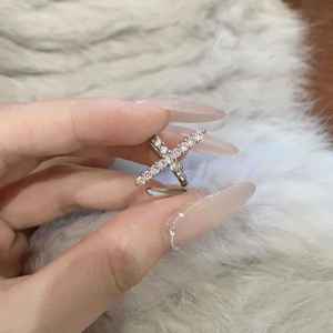 Anillo Abierto de Plata Pura S925 con Baño de Oro de 18K, Estilo Moderno y Lujoso, Incrustaciones de Microcirconitas Cruzadas, Ideal para Cenas - Product Image 1