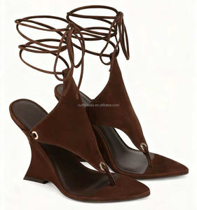 Sandales compensées en daim de luxe pour femmes, design string et enveloppant, talons compensés hauts de 105 mm, lanières en daim, sandales compensées en daim Rampage pour femmes - Product Image 2