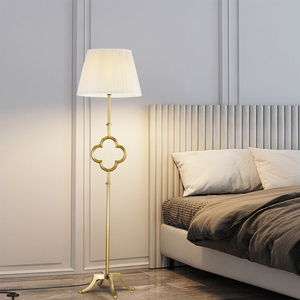 Lámpara de Pie Vintage de Lujo para Decoración de Sala de Estar de Hotel, Lámpara de Pie con Base de Metal Dorado Antiguo y Pantalla de Tela con Diseño de Cuatro Hojas - Product Image 1