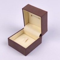 Boîte à bijoux en cuir PU, doublure intérieure en PU souple, couture artisanale, logo personnalisé en estampage à chaud, boîte d'emballage cadeau pour bagues, pendentifs et bijoux