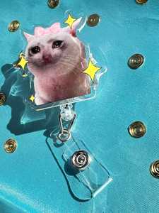 OEM ODM Porte-badge rétractable en acrylique avec motif Meme Chat Pleurant, nœud Coquette rose et fermoir en résine époxy pailletée - Product Image 3