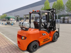 Carretilla elevadora con motor Nissan FL 40, capacidad de 4 toneladas con cabina certificada CE para uso en planta de fabricación - Product Image 2