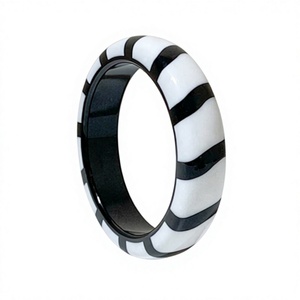 Brazalete Acrílico Clásico de Rayas Blancas y Negras de la Mejor Calidad, Diseño Unisex, Joyería de Moda para Fiestas y Aniversarios para Mujer - Product Image 2