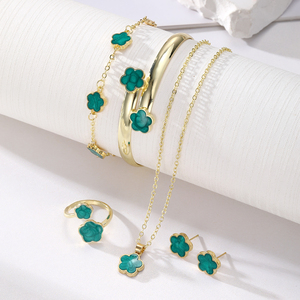 KISSWIFE Mode <span class=keywords><strong>Ensemble</strong></span> <span class=keywords><strong>de</strong></span> <span class=keywords><strong>Bijoux</strong></span> 5 Pièces Fleur à Cinq Pétales Boucles d'Oreilles Bracelet Collier et Bague pour Femme - Product Image 4
