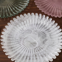 Le fabricant propose un ensemble de plaques en verre transparent à bords épais de haute qualité, des chargeurs en cristal à nervures verticales sans plomb