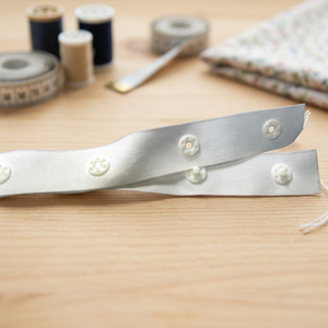 Ruban à boutons-pression en plastique DK-679, largeur 18 mm |   Bande de sangle en plastique blanc avec boutons-pression circulaires pour la fixation de vêtements - Product Image 2