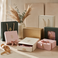 Boîte cadeau rigide magnétique de luxe personnalisée avec ruban, boîte cadeau en papier avec estampage à chaud pour emballage cosmétique et de mariage