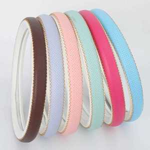 Funda para Volante de Cuero Sintético Color Marrón Claro, Perforada con Costuras Doradas para Interior de Auto - Product Image 1