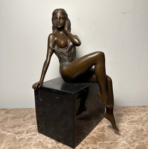 <span class=keywords><strong>Statue</strong></span> <span class=keywords><strong>en</strong></span> bronze d'une jeune fille avec socle <span class=keywords><strong>en</strong></span> <span class=keywords><strong>marbre</strong></span>, une magnifique <span class=keywords><strong>statue</strong></span> féminine décorative - Product Image 1