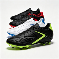 Chaussures de football ODM OEM personnalisées à crampons triangulaires en relief, bicolores noir et vert néon, semelle extérieure à crampons pour terrain ferme, amorti léger
