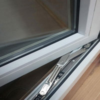 Fenêtre à battant en vinyle avec design américain, cadre en PVC/UPVC, verre trempé, options de battants et moustiquaire incluse pour salle de bain