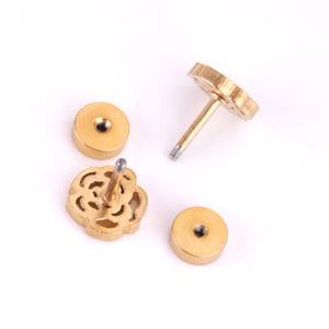 Boucles d'oreilles personnalisables plaquées or 18 carats en forme de rose, à visser, en acier inoxydable, pour femmes et jeunes filles - Product Image 6